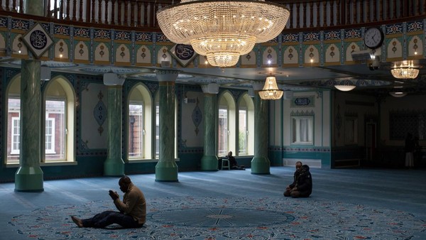 Masjid Suleymaniye London yang memiliki luas lantai mencapai 8.000 meter persegi dapat menampung jemaah hingga 3.000 orang.