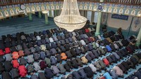 Masjid bergaya Ottoman ini dilengkapi dengan ruang konferensi dan pernikahan, ruang kelas, serta fasilitas layanan pemakaman.