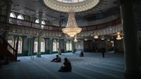 Pada foto yang dipotret pada tahun 2019, sejumlah umat muslim tengah beribadah di Masjid Suleymaniye yang berada di kawasan London, Inggris.