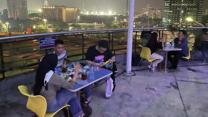 Deja vu Sky Dining yang berada di lantai 10 The Plaza Semanggi menyediakan area rooftop di jantung kota Jakarta. Di sini kita bisa menikmati keindahan Jakarta di malam hari.