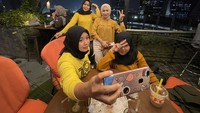 Warga berswafoto dengan latar belakang Kota Jakarta.
