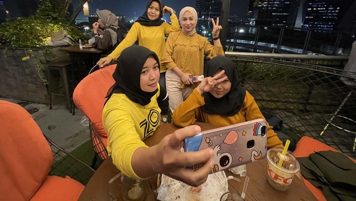 Melihat Jakarta di Malam Hari dari Lantai 10 The Plaza Semanggi Deja vu Sky Dining yang berada di lantai 10 The Plaza Semanggi menyediakan area rooftop di jantung kota Jakarta. Di sini kita bisa menikmati keindahan Jakarta di malam hari.