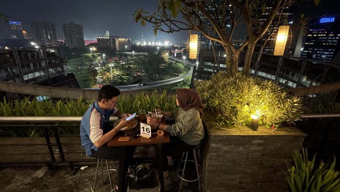 Deja vu Sky Dining yang berada di lantai 10 The Plaza Semanggi menyediakan area rooftop di jantung kota Jakarta. Di sini kita bisa menikmati keindahan Jakarta di malam hari.