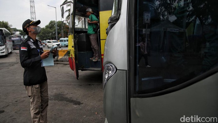 Petugas Dinas Perhubungan melalukan  pemeriksaan ramp cek kendaraan bus antar kota dalam provinsi ( AKDP) di kawasan Terminal Bus Tanjung Priok, Jakarta Utara, Jumat (22/4).