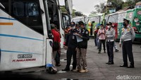 Selain kendaraan, petugas juga memastikan kondisi sopir dalam keadaan yang sehat.