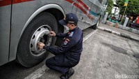 Selanjutnya petugas juga memeriksa ban dan kaki-kaki kendaraan.