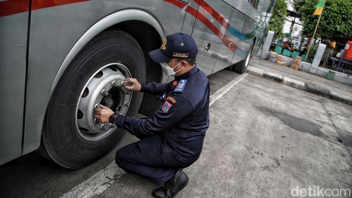 Petugas Dinas Perhubungan melalukan  pemeriksaan ramp cek kendaraan bus antar kota dalam provinsi ( AKDP) di kawasan Terminal Bus Tanjung Priok, Jakarta Utara, Jumat (22/4).