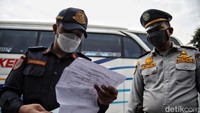 Petugas menjelaskan pemeriksaan ini guna meminimalisir kendala bus saat membawa penumpang.