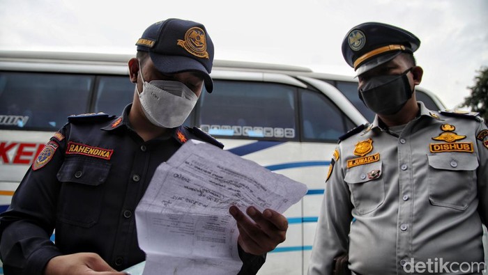 Petugas Dinas Perhubungan melalukan  pemeriksaan ramp cek kendaraan bus antar kota dalam provinsi ( AKDP) di kawasan Terminal Bus Tanjung Priok, Jakarta Utara, Jumat (22/4).