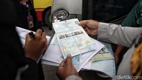 Surat-surat kendaraan menjadi salah satu bagian penting yang diperiksa.