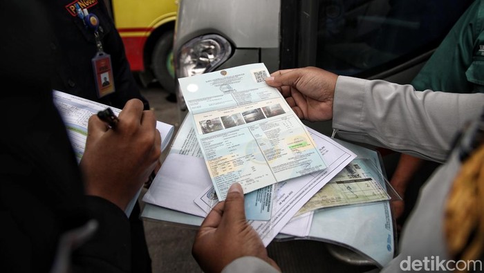 Petugas Dinas Perhubungan melalukan  pemeriksaan ramp cek kendaraan bus antar kota dalam provinsi ( AKDP) di kawasan Terminal Bus Tanjung Priok, Jakarta Utara, Jumat (22/4).