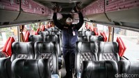 Bagian dalam bus juga turut diperiksa, termasuk saluran sirkulasi udara.