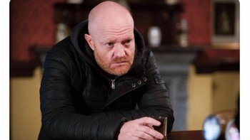 Kembali ada meme Ten Hag akan jadi orang tua yang menyedihkan setelah melatih MU setahun. Foto: Twitter