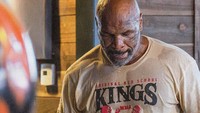 Kejadian Mike Tyson pukulin anak muda di pesawat dinilai jadi pelajaran. Hormatilah dan jangan macam-macam sama orang lain, apalagi sama Iron Mike! (Instagram/miketyson)