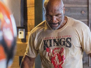 Mike Tyson Buka Suara Soal Pukul Penumpang di Pesawat