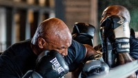 Mike Tyson masih cepat, kuat, dan berbahaya. Dia masih seperti petinju juara dunia, walau sudah 10 tahun tidak berlatih sama sekali. Levelnya berbeda, ujar pelatih Tyson yang juga legenda MMA asal Brasil, Dan Rafael Cordeiro (Instagram/miketyson)