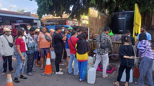 Para pedagang antre untuk membeli minyak goreng curah di karangasem