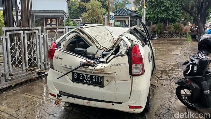 Mobil ringsek tertimpa pohon di Jaksel (Karin Nur Secha/detikcom)