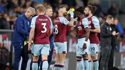 Momen Laga Burnley vs Southampton Dihentikan untuk Berbuka Puasa