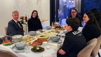 Raja Belgia Philippe dijamu oleh keluarga Muslim Joukhadar untuk merayakan buka puasa.