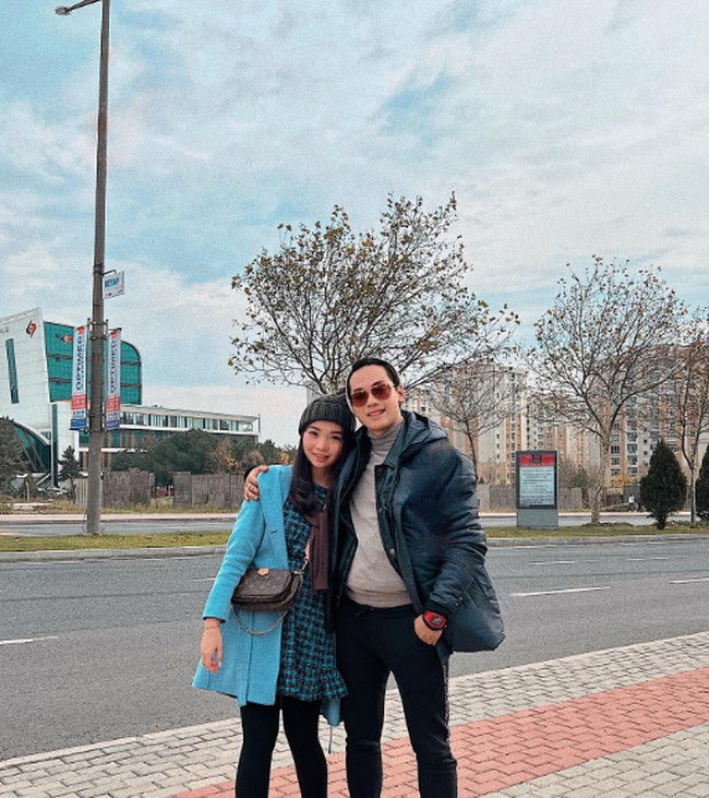 Nathania sempat terlihat muncul dalam beberapa konten di media sosial Indra Kenz. Nama Nathania belakangan mulai menjadi perbincangan karena tersangkut kasus yang menjerat sang kakak. Foto: Facebook/Indra Kenz