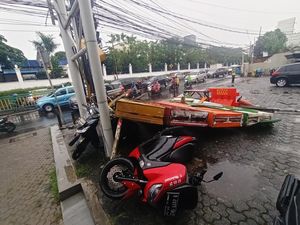 Papan Reklame di Fatmawati Jaksel Roboh Diterjang Hujan Angin, Timpa 3 Motor