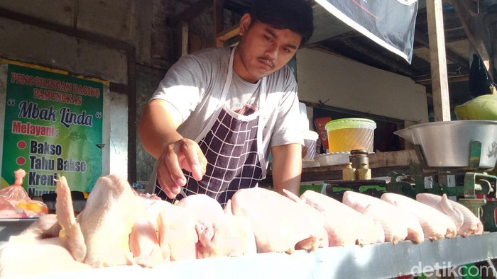 Pedagang daging ayam di Pasar Induk Klaten mengeluhkan harga yang terus naik, Jumat (22/4/2022).