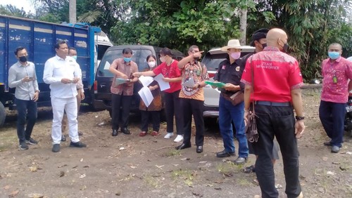 Proses pemeriksaan setempat terkait sidang sengketa lahan pelaba Pura Luhur Muncaksari oleh PN Tabanan, Jumat (22/4/2022).