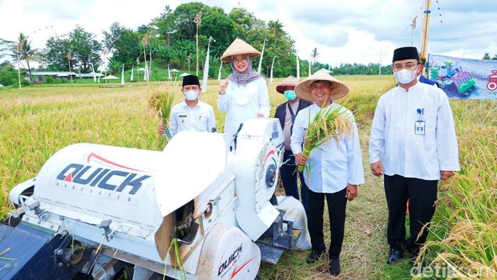 Pemkab Banyuwangi meluncurkan program jasa alat pertanian untuk meningkatkan produktivitas petani.