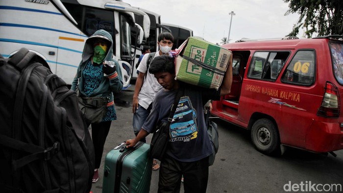 Pemudik Awal Mulai Terlihat di Terminal Bus Tanjung Priok Sejumlah warga melakukan mudik lebih awal. Seperti terlihat di Terminal Bus Tanjung Priok, Jakarta Utara, Jumat (22/4).