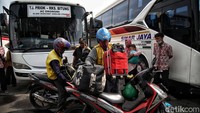 Mereka datang dengan ojek atau angkot.
