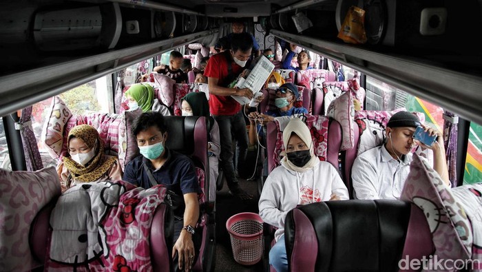 Sejumlah warga melakukan mudik lebih awal. Seperti terlihat di Terminal Bus Tanjung Priok, Jakarta Utara, Jumat (22/4).