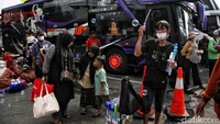 Sejumlah pemudik terlihat di Terminal Bus Tanjung Priok, Jakarta Utara, Jumat (22/4/2022).