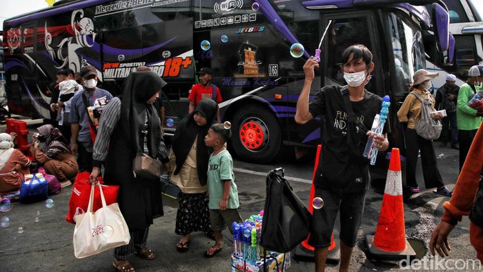 Sejumlah warga melakukan mudik lebih awal. Seperti terlihat di Terminal Bus Tanjung Priok, Jakarta Utara, Jumat (22/4).