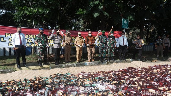 pemusnahan miras dan ganja di Sukabumi.