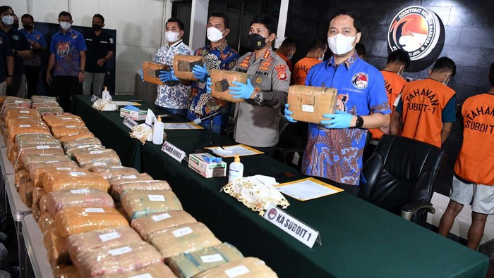 Penampakan Tumpukan Ganja yang Diamankan dari Jaringan Aceh Direktur Reserse Narkoba Polda Metro Jaya Kombes Pol Mukti Juharsa (kedua kiri) didampingi Kepala Bidang Hubungan Masyarakat (Kabid Humas) Polda Metro Jaya Kombes Pol Endra Zulpan (kedua kanan) menunjukkan barang bukti berupa ganja kepada awak media saat ungkap kasus peredaran ganja di Direktorat Reserse Narkoba Polda Metro Jaya, Jakarta, Jumat (22/4/2022). Direktorat Reserse Narkoba Polda Metro Jaya berhasil mengamankan delapan orang tersangka dengan barang bukti ganja sebanyak 471,6 kilogram yang merupakan jaringan Aceh, Medan, dan Jakarta.