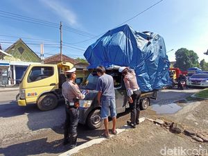 Kendaraan Barang Padati Perbatasan Ponorogo-Madiun, Ini Langkah Polisi