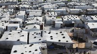 Tenda darurat pengungsi terlihat di lembah Bekaa, Deir Zenoun, Lebanon, Selasa (19/4/2022). Tenda darurat tersebut dihuni oleh pengungsi Suriah. Negara tersebut sedang terjadi perang saudara antara pemerintah dengan pemberontak.