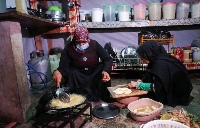 Pengungsi Suriah A Syrian refugee reads the Koran during the holy month of Ramadan at an informal camp in Deir Zenoun, in the Bekaa valley, Lebanon April 19, 2022. Picture taken April 19, 2022. REUTERS/Mohamed Azakir