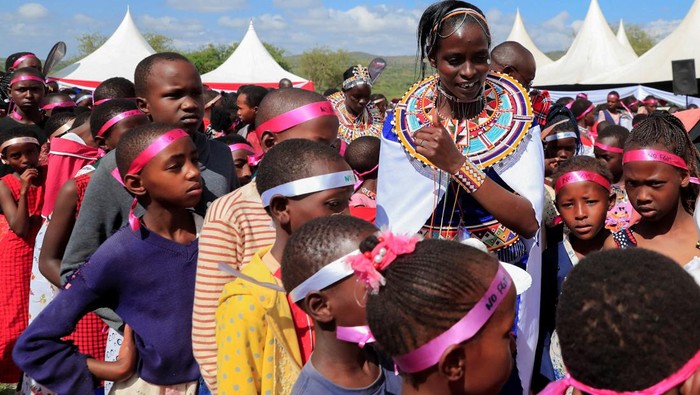 Perempuan di Kenya Rayakan Kedewasaan Usai Ritual Sunat Perempuan Dilarang Felistar Titian from the indigenous Maasai community carries oil to bless the girls during an alternative rite of passage into adulthood, shunning the traditional genital mutilation which has been outlawed in Kiloh village of Imaroro location in Kajiado county, Kenya April 8, 2022. Picture taken April 8, 2022. REUTERS/Thomas Mukoya