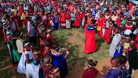 Gadis-gadis dari Suku Maasai menghadiri ritual peralihan menuju kedewasaan di desa Kiloh lokasi Imaroro, Kenya, Jumat (8/4/2022).  