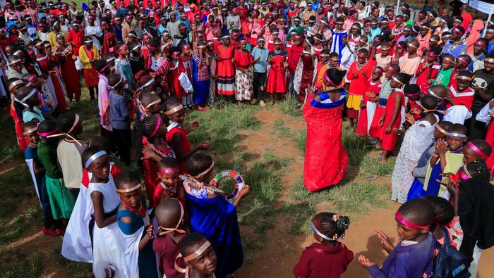 Perempuan di Kenya Rayakan Kedewasaan Usai Ritual Sunat Perempuan Dilarang Felistar Titian from the indigenous Maasai community carries oil to bless the girls during an alternative rite of passage into adulthood, shunning the traditional genital mutilation which has been outlawed in Kiloh village of Imaroro location in Kajiado county, Kenya April 8, 2022. Picture taken April 8, 2022. REUTERS/Thomas Mukoya