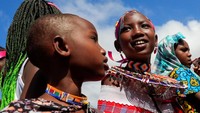 Namun karena dianggap melanggar hak kemanusiaan, PBB dan pemerintah Kenya telah melarang ritual sunat perempuan.  