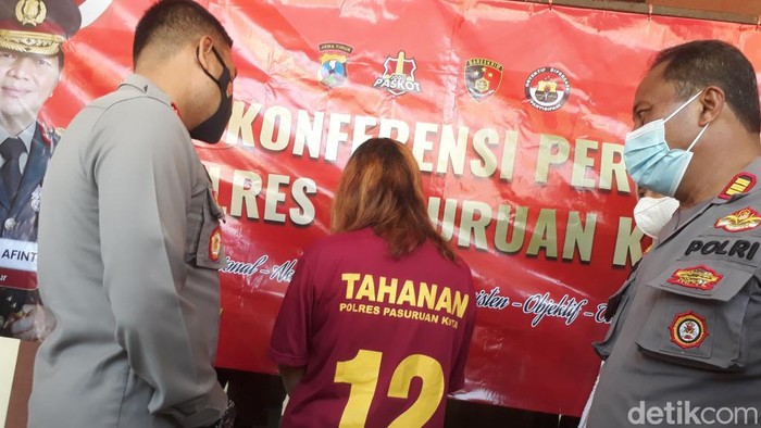 Perempuan PSK atau perempuan Open BO yang membuang bayinya ke sungai.
