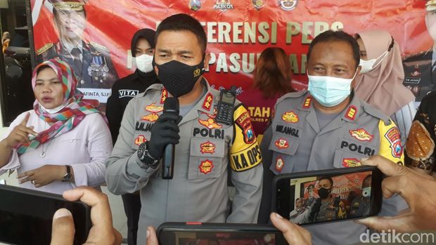 Perempuan PSK atau perempuan Open BO yang membuang bayinya ke sungai.