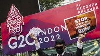 Aktivis dari Climate Rangers Jakarta, XR Jakarta, dan 350 Indonesia berunjuk rasa di depan gedung Kementerian Investasi/BKPM, Jakarta, Jumat (22/4/2022). Mereka menuntut pemerintah untuk serius dalam memilih investasi yang baik bagi kelestarian bumi. ANTARA FOTO/Aprillio Akbar