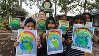 Lomba mewarnai yang diinisiasi oleh Taman Baca Laskar Pelangi dalam rangka memperingati Hari Bumi sekaligus mengajarkan kepada anak-anak untuk peduli dan menjaga lingkungan alam melalui metode seni gambar. ANTARA FOTO/Makna Zaezar