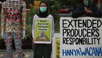 Aksi yang dilakukan oleh Ecoton, komunitas Co Ensist dan River Warrior yang bertema Selamatkan Manusia Dari Sachet itu bertujuan mengajak masyarakat untuk bergaya hidup Zero Waste dan memilah sampah dari rumah menjadi 3 jenis yaitu sampah organik yang dimanfaatkan sebagai kompos, sampah residu dibuang di TPA, dan sampah anorganik untuk didaur ulang. ANTARA FOTO/Didik Suhartono