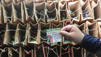 Anggota Komunitas Tikum 23 Palangkaraya membagikan takjil kepada warga menggunakan kemasan ramah lingkungan di Jalan George Obos, Palangka Raya, Kalimantan Tengah, Jumat (22/4/2022). ANTARA FOTO/Makna Zaezar