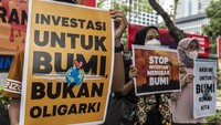 Sejumlah atribut demo dibawa, menyuarakan aksi mereka diperingatan Hari Bumi. ANTARA FOTO/Aprillio Akbar